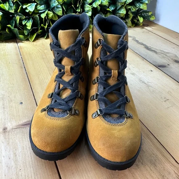 Clarks Faralyn Alpha Suede Golden TanHiking Trail Ankle Boots Size 9.5 - Picture 2 of 8